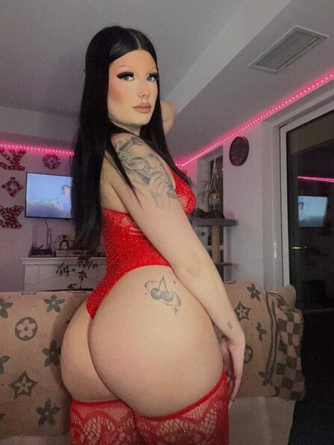 Big Titty Slut Shows Big Titty Slut Shows