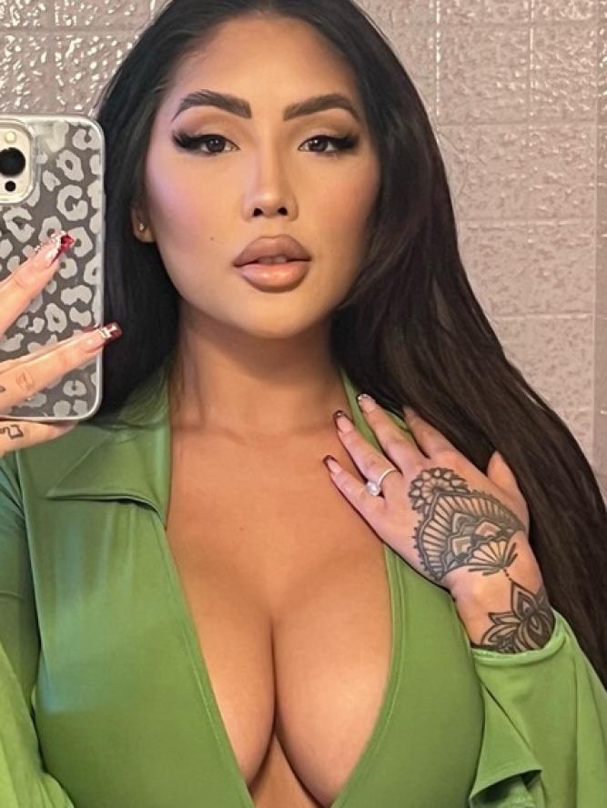 Titty Babe sur ve İzmir'de Titty Babe sur ve İzmir'de